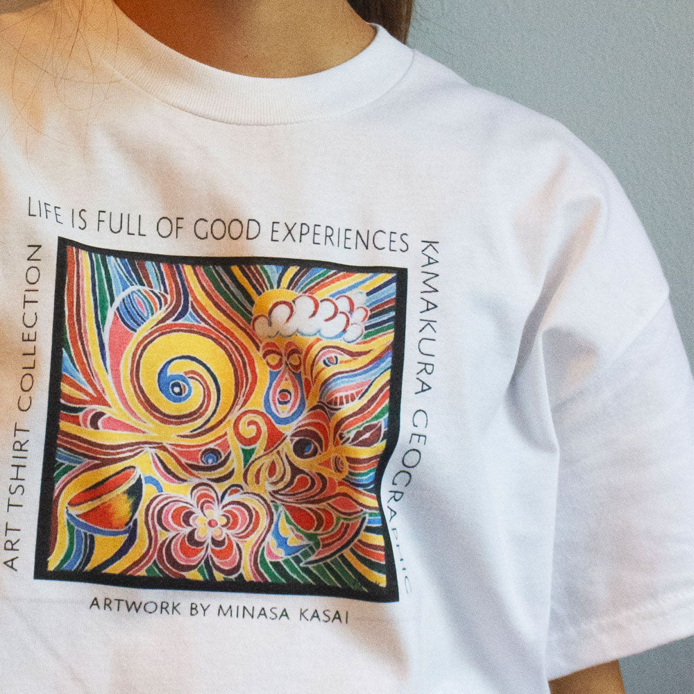 鎌T-Shirts アートセレクション Life is full of good experience / Artist : Minasa Kasai ハンドライティングアート ベルリンアーティスト
